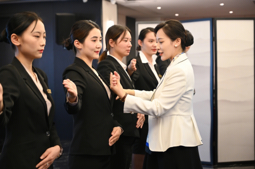 提升專業(yè)形象，鑄就會展服務新標桿——探析禮儀管家服務與培訓